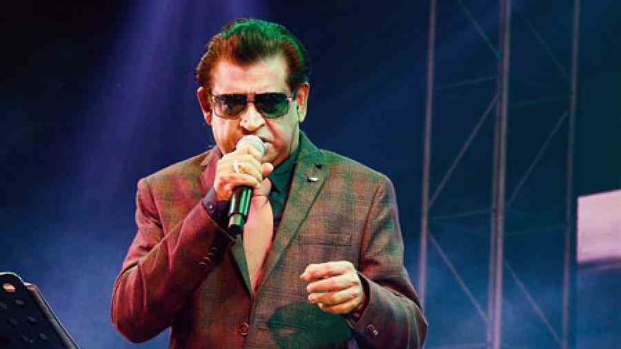 The crowd was mesmerised by Amit Kumar’s voice as he started the show with Mujhko yeh zindagi lagti hai from Sailaab. He got everyone charged up with Ye zamin gaa rahi hai, Yaad aa rahi hai, Deewana dil deewana, Bade achhe lagte hain and more. The night wouldn’t have been complete without him singing one of his father, Kishore Kumar’s songs. He chose Kehna hai aaj tumse ye pehli baar. “This is the first time I am performing in Club Verde and it’s a wonderful experience to be here in Calcutta during Christmas. This is my fourth show in the city, this month,” said Amit Kumar.