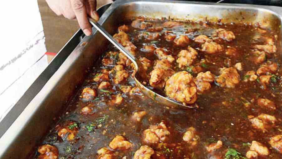 Starting with a variety of kebabs to Gandharaj Fish Fingers served hot at the Calcutta telebhaja counter, people enjoyed the snacks along with tea. The menu also included the taste of Chennai, some Bengali dishes, Biryani and street- style chowmein. The desserts included jalebis with rabri and baked gulab jamun.