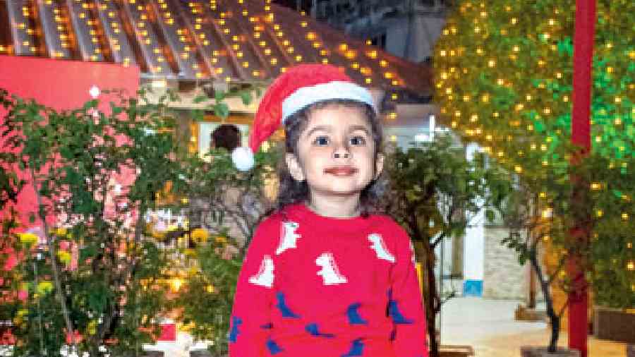 Little Simaya Mukherjee was decked up in shiny black boots, a Santa hat and a comfy red Christmassy sweater. When asked about the Santa in her life, she was quick to respond with, ‘Mumma!’