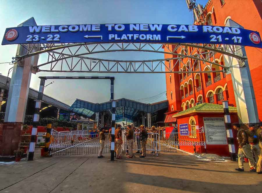 Howrah Station has been dressed up on Thursday for the inauguration of Vande Bharat Express by Prime Minister Narendra Modi on Friday. The luxury train, with more than 1,100 seating capacity, will soon run between Howrah and New Jalpaiguri. The distance between Howrah to New Jalpaiguri is 560 km and the Vande Bharat Express is likely to cover the distance in eight hours. The world-class express train is equipped with KAVACH (Train Collision Avoidance System) for enhanced safety. Improved safety with four emergency windows in each coach. Side recliner seats are available for all classes. Executive coaches in Vande Bharat Express have the added feature of 180-degree rotating seats.  The train has bio-vacuum toilets with touch free amenities and Wi-Fi content on demand