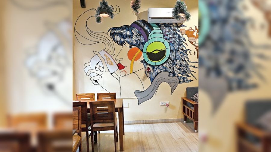 The walls of the cafe have been decorated with beautiful and vibrant graffiti. With bookshelves full of games and paperbacks and large windows, the warm vibes of the cafe are perfect to have a good time, especially during the winter months.