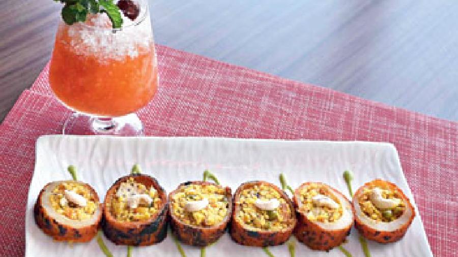 Tandoori Aloo paired with Rum Swizzle: The good old nut and cottage cheese stuffed charred Tandoori Aloo is paired with this intense rum-based cocktail that has a mix of dark and white rum, with lime juice and Angostura bitters.