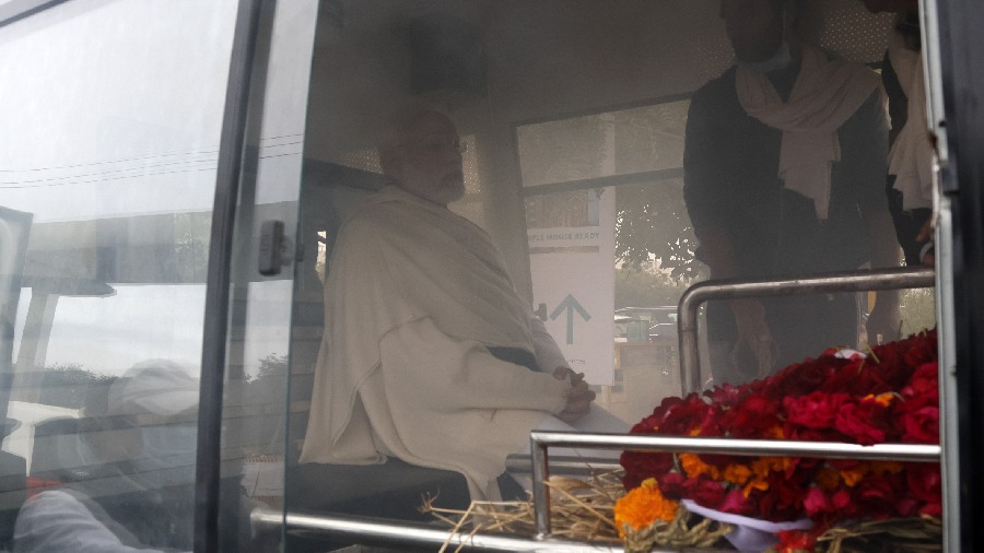 PM Modi arrived at the airport in Ahmedabad in the morning and went straight to the house of his younger brother. There he offered floral tributes to his mother and bowed down at her feet. 