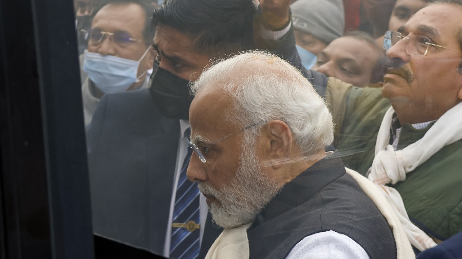  Modi during funeral procession of his mother. 