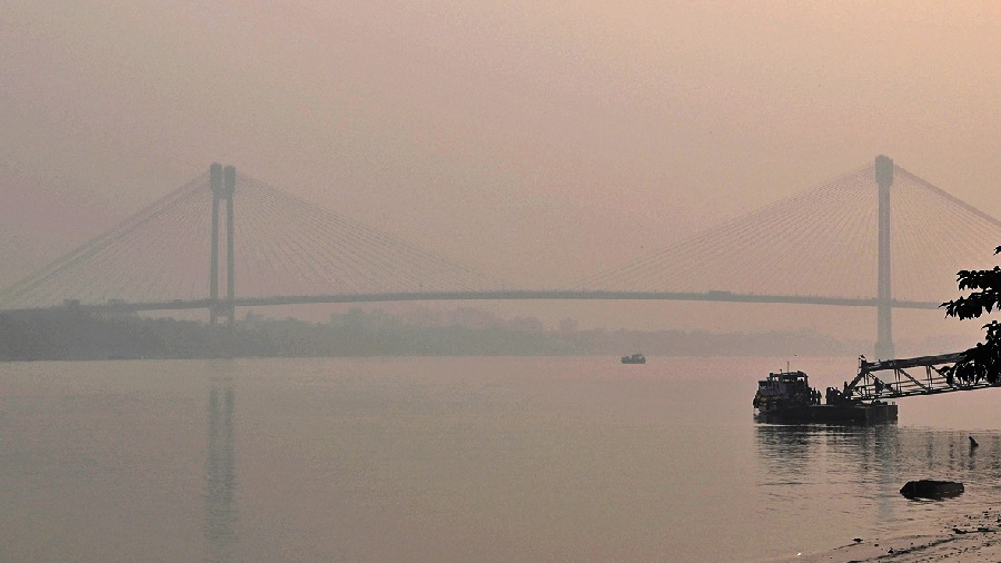 Fog over the Hooghly on Friday afternoon. The minimum temperature on Friday was 14.4 degrees. There could be a 1-degree drop in the minimum temperature on Saturday, the Met office said