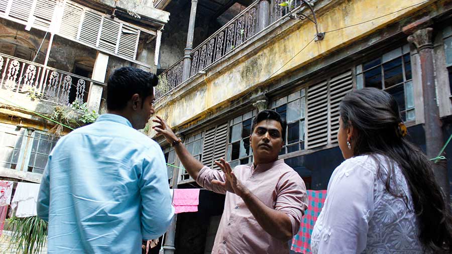 Iftekhar talks about the history of Shyampukur’s Mitra Bari to Roni and Sreoshy 