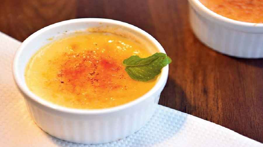 Nolen Gur Creme Brulee is a delish dessert prepared with the winter-special nolen gur. Prepared with cream, milk, nolen gur syrup and baked kheer, the melt-in-the-mouth dessert has a hard crust on the top made with caramelised sugar. Rs 130