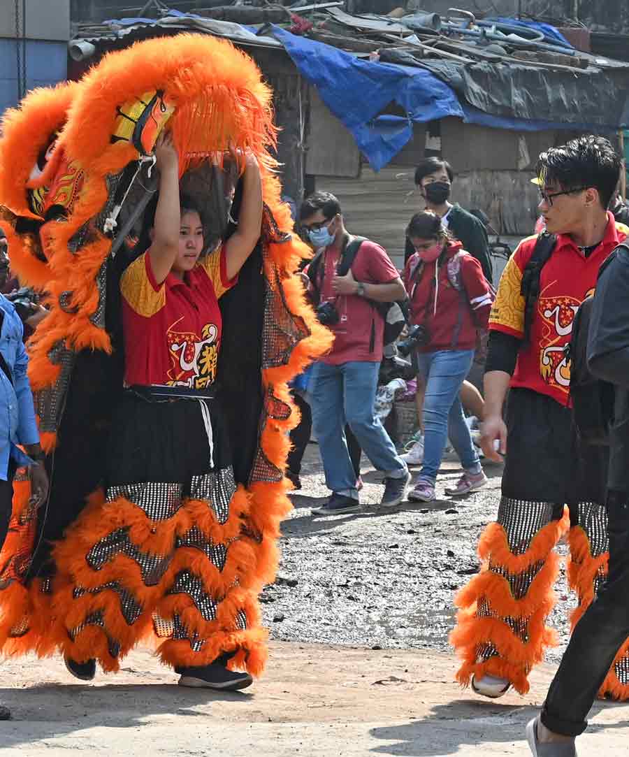 A dancer on the way to a performance. The lion can be orchestrated by two dancers inside the frame. The dragon, on the other hand, is operated by at least six to eight people