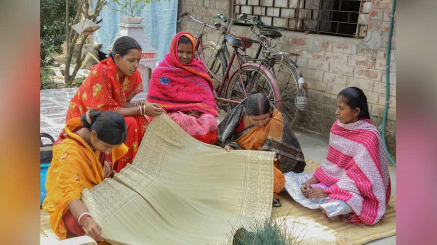 Banglanatak’s initiatives in Bengal encompass numerous villages, arts and handicrafts — from ‘setalpati’ in Cooch Behar to ‘Bonbini’s pala’ in Sundarban 