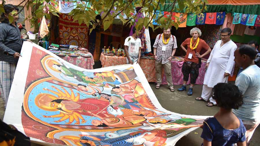 Local village festivals are a big draw for urban and international travellers to experience the rural folk arts of Bengal and Banglanatak usually has a full roster of them every year 