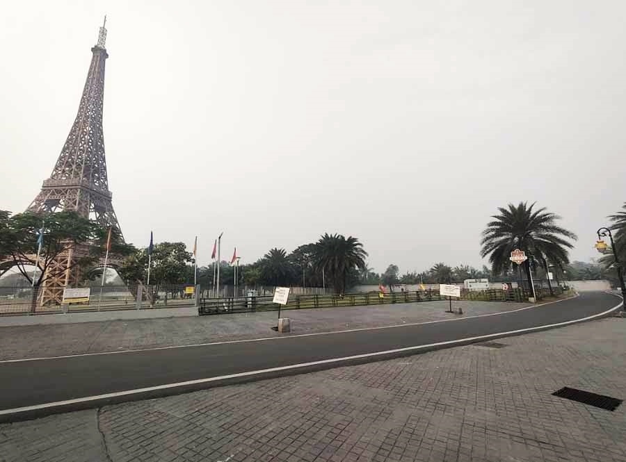 The cycling lane running along the periphery of the park is non-ticketed and a great route for beginners who do not wish to navigate traffic and bumpy trails. The Eiffel Tower installation is a popular photo-op