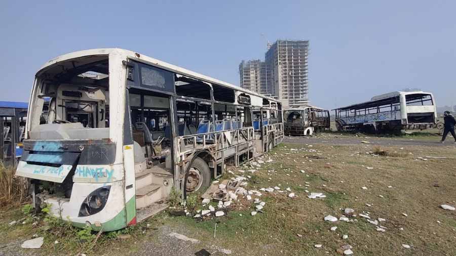 On the way from Eco Park to Biswa Bangla Gate, alongside a lane past The Westin Hotel is what is popularly known as the ‘Bus Graveyard’. Far removed from the soothing scenes along Eco Park, this field of abandoned buses makes a gritty picture. It is an interesting spot to visit nonetheless, and with its creative graffiti and creeper-covered discarded vehicles, it looks like the setting of a grungy music video