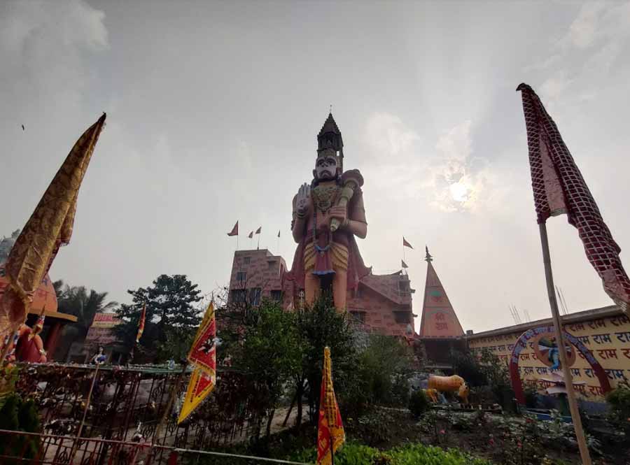 On the other side of Eco Park is the Shree Ram Mandir. This temple was initially established underground when the area was still under development. After repeated floods ravaged the temple site, a replica was created on higher ground. The premises boasts of a massive Hanuman statue that can be seen from afar as you pedal along.