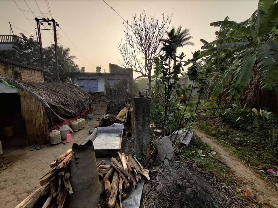 Bantala is a prominent connector between the Wetlands and Biswa Bangla Gate. As you pedal through this stretch, you will notice vats of boiling khejur rosh, as nolen gur is prepared in the backyard of every other home in winter. The residents are kind enough to give you a taste if you ask