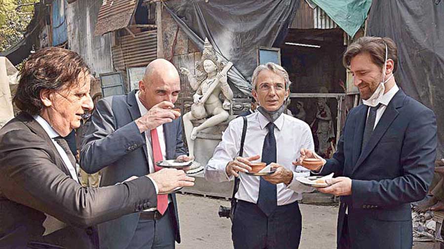 “C’est bon,” said consul general Didier Talpain (extreme left) as he took a sip from a clay cup. “Yes, it’s good,” the ambassador agreed of the masala tea served at a stall in the artisans’ hub. Nicolas Gherardi, country deputy director of Institut Français, and Alliance Française du Bengale director Nicolas Facino (extreme right) enjoyed their cuppa as well.