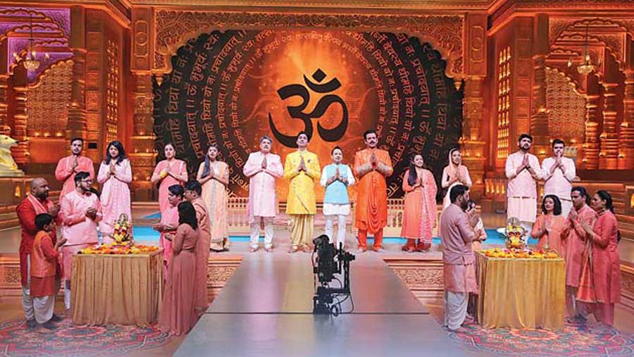 The participants in Zee TV's Swarna Swar Bharat along with three judges and the host.