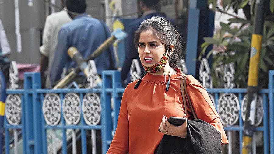 A girl was crossing Park Street with a mask on her chin. “I removed the mask because I was speaking on the phone. I will put on my mask again,” she said.