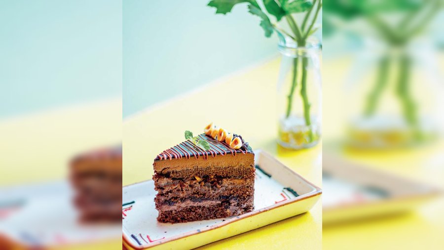 Eggless Nutella Slice at Marbella’s: Belgian Dark Chocolate and hazelnut mousse cake is filled with choco chip, Nutella and praline and is topped with fresh strawberries. A decadent bite at the Hindustan Park cafe. @Rs 350-plus