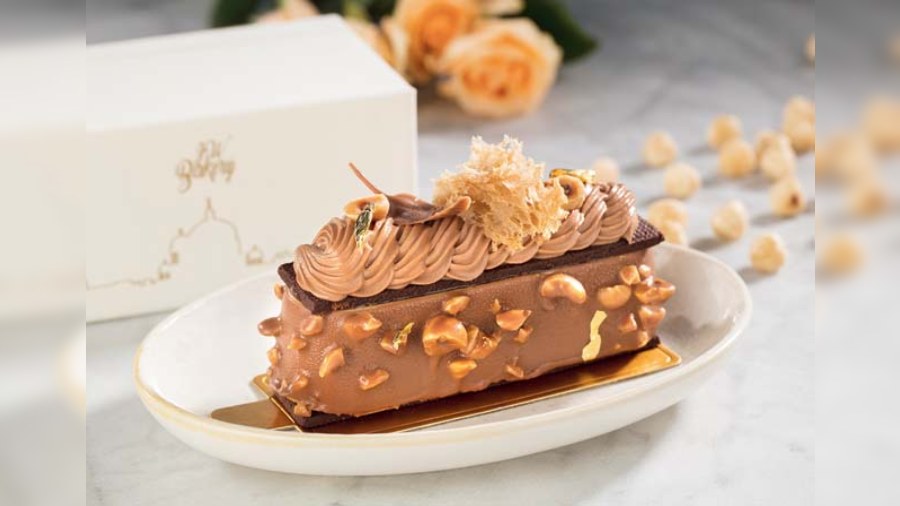 Hazelnut Praline Entrement at JW Kitchen, JW Marriott Kolkata: A rich and flavourful soft cake that houses the goodness of hazelnut topped with praline. A decadent cake that tastes best when shared. @Rs 275-plus