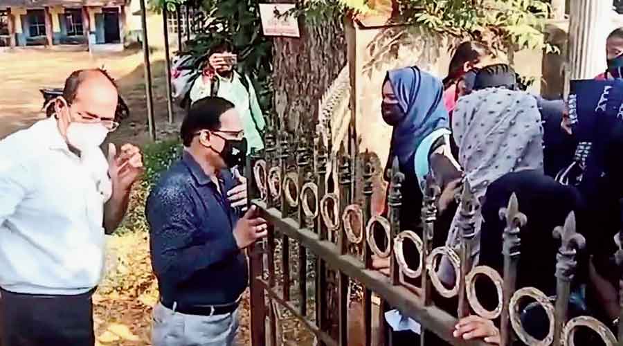 Principal BG Ramakrishna shutting the gates of the Government Pre-University College in Kundapura, Udupi, on the Muslim girls who refused to remove their hijab.