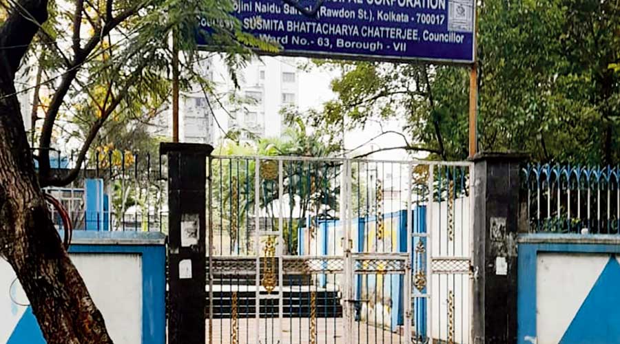 Kolkatans find three ‘reopened’ KMC parks near Park Street locked on Friday