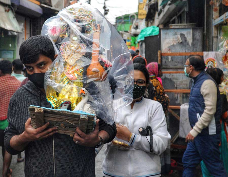 WEATHER TEST: Devotees carry a Saraswati idol wrapped in protective plastic at Kumartuli on Friday, February 4. Kolkata and surrounding districts received spells of shower on Friday caused by a western disturbance. Till 8.30pm, the Met office recorded around 30mm of rain in Alipore