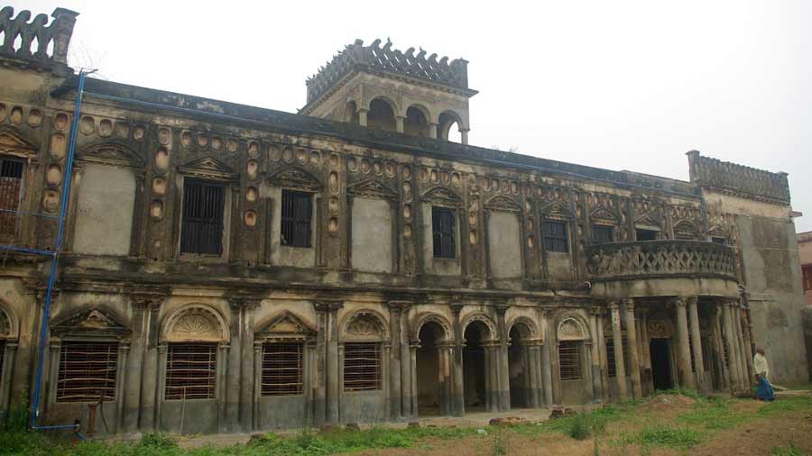The Roy family mansion in Maukhira, where Paramananda Roy initially settled, is a 10-minute drive from Kalikapur 