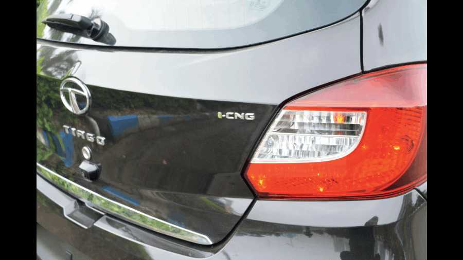 On the outside there isn’t much apart from the i-CNG moniker on the bootlid that will tell you this car runs on the cleaner fuel as well; The car we drove came in a rather nice Midnight Plum colour that’s sort of a deep blackish-purple/maroon.