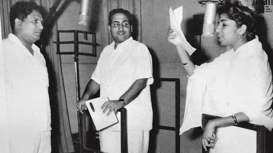 Lata Mangeshkar with Mohd Rafi and Shankar of the music composer duo Shankar-Jaikishan
