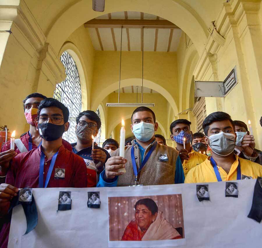 Students pay respect to the legendary singer Lata Mangeshkar at Hare School after her demise on Sunday. The veteran artiste, often called the Nightingale, was cremated at Shivaji Park in Mumbai with full state honours 