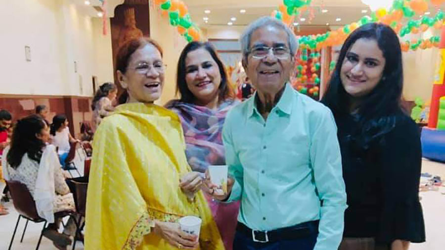 Late Akhtar Ali with wife Naheed and daughters Nilofer (left) and Zareen 