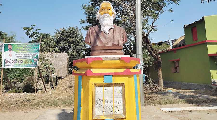 A bust of  Tagore on a plinth at the entrance of the village.