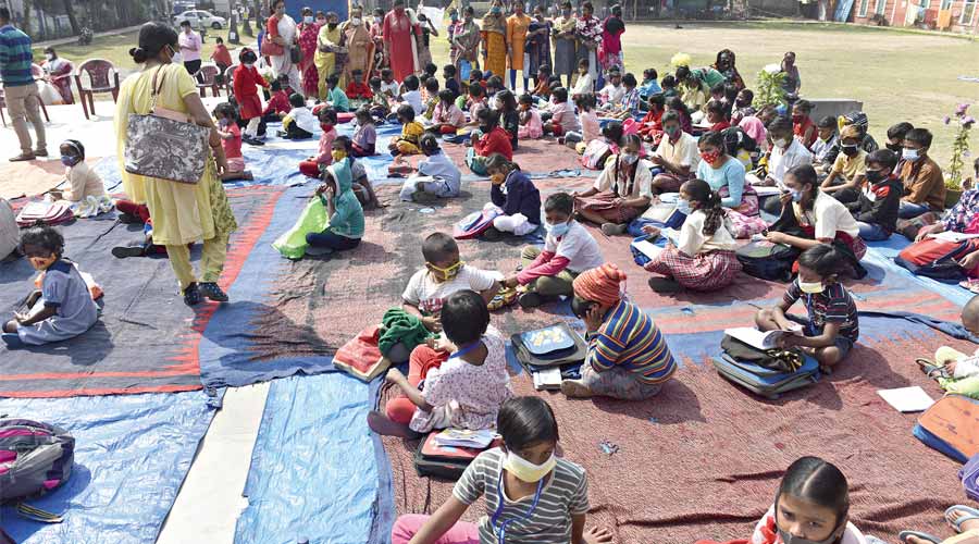 Students of nine schools in Ward 7 of Kolkata Municipal Corporation attend classes in Bagbazar Sarbojanin Puja ground under the glare of the sun. 