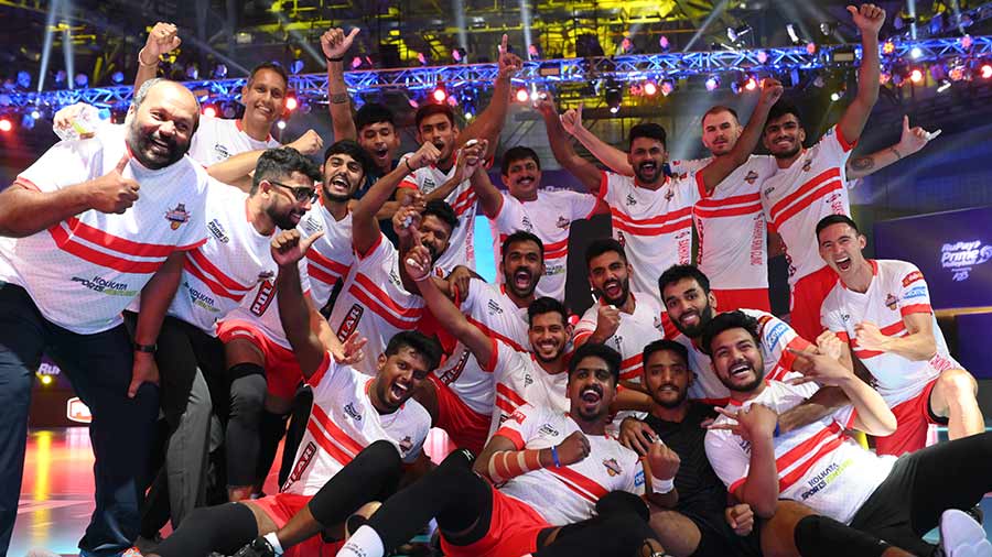 Kolkata Thunderbolts celebrate after edging past the Calicut Heroes in their opening PVL game of the season 