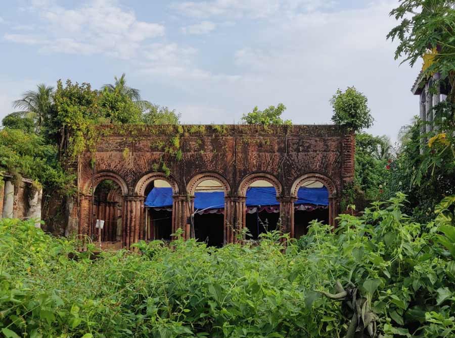 A three-hour drive, a bus ride from Esplanade or a train from Sealdah will get you to the riverside town of Taki. Hop on a toto and snake through the town’s history. You’ll see palatial facades of Taki’s zamindari houses, centuries-old ruins (above) and the one of the oldest Ramakrishna Missions, among other things. Walk through a canopied jungle path at Golpatar jungle, or choose to stay the night at one of the restored 'bagan baris' along the river