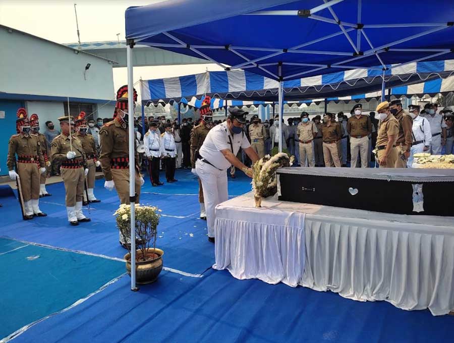 Policemen pay their last respect to Sashi Bhushan Minj, a traffic sergeant of Kolkata police, on Tuesday. He died in a road accident on Basanti Highway on the eastern fringes of Kolkata on Monday afternoon