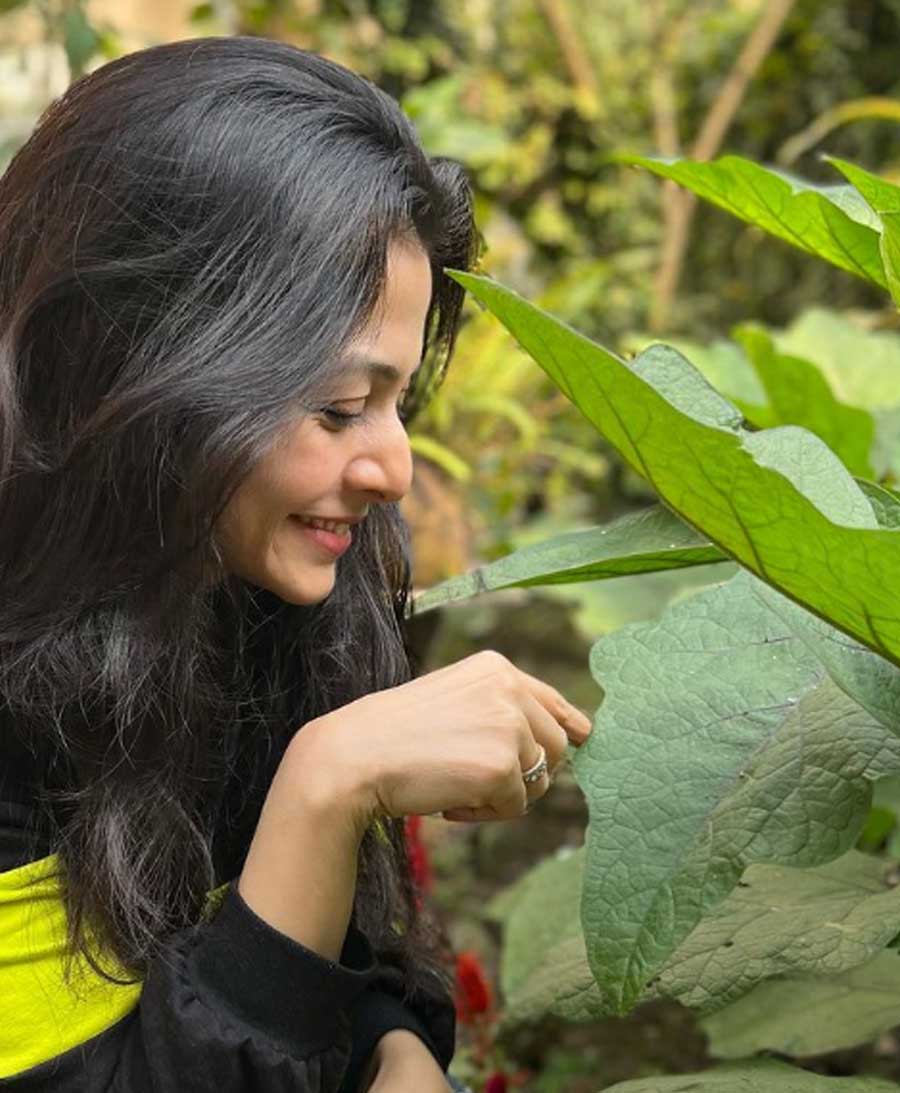 Film actor Koel Mallick posted this photograph on her Instagram handle on Friday with the caption: ‘If you look the right way , you can see the whole world is a garden.”  -Frances Hodgson Burnett  #happiness #love #positivevibes 💕’
