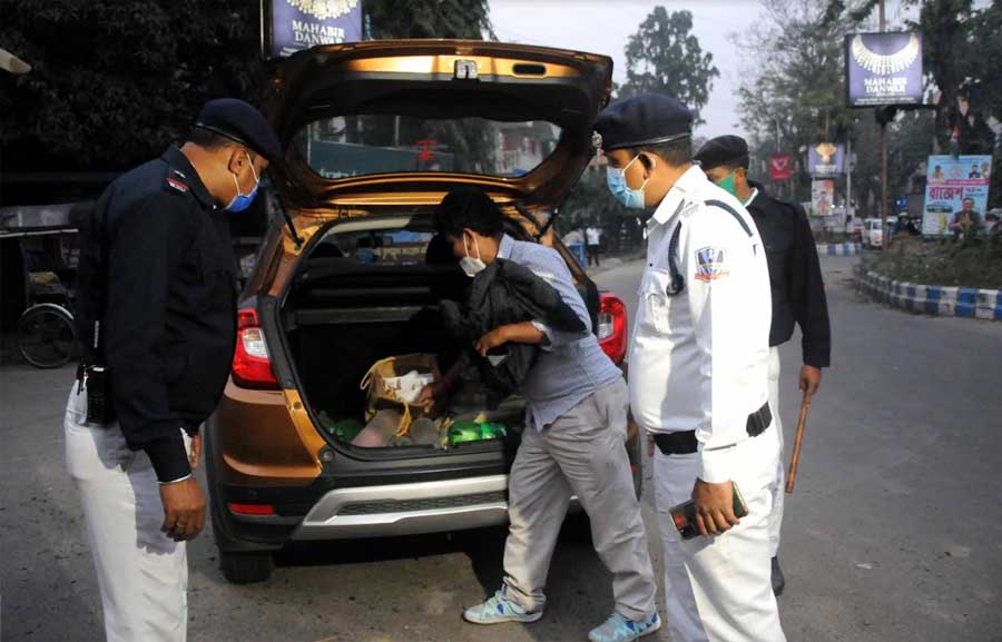 Police personnel check the trunk of a car on Thursday ahead of the Bidhannagar municipal elections, which are scheduled to be held on February 12. 