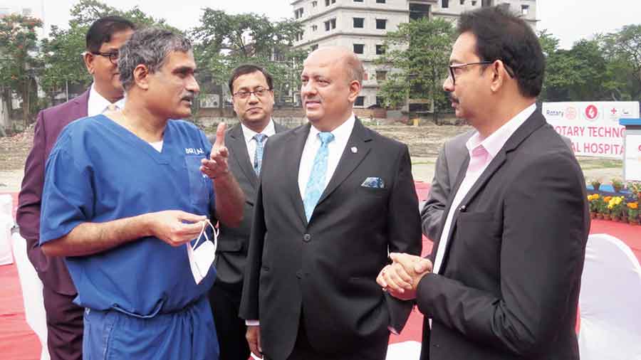 Techno India founder Satyam Roychowdhury (right) and Rotary International president Shekhar Mehta (centre) with Pankaj Rupauliha at the foundation stone-laying ceremony on Friday. 