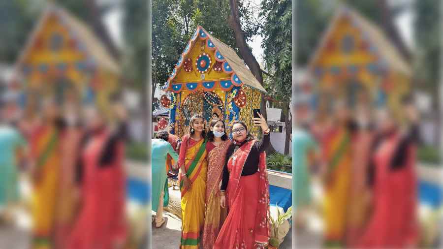 Students click a selfie with the idol at Bidhannagar Municipal School 