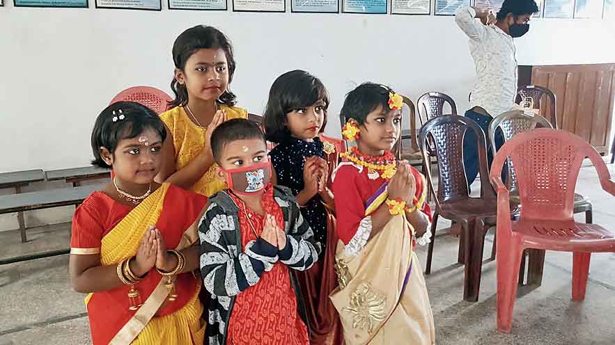 Children of Bidhannagar Ramakrishna Vivekananda School pray before the idol 