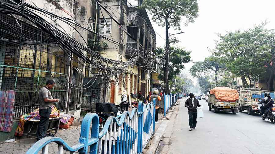 Kolkata Municipal Corporation asks cable operators to resume defunct cable removal work