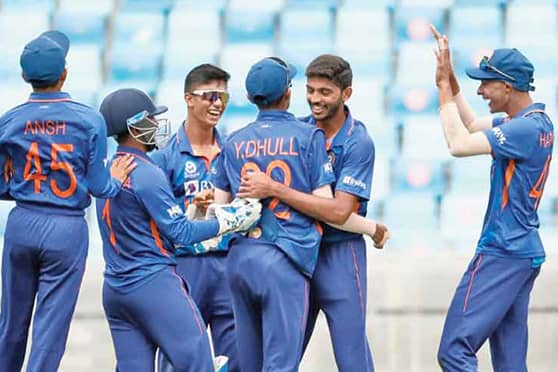 The Indian team celebrates the fall of a wicket against England in the 2022 U-19 World Cup final in Antigua.