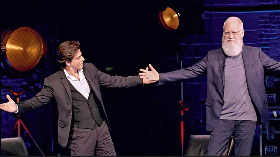 Shah Rukh performing his signature pose along with David Letterman 