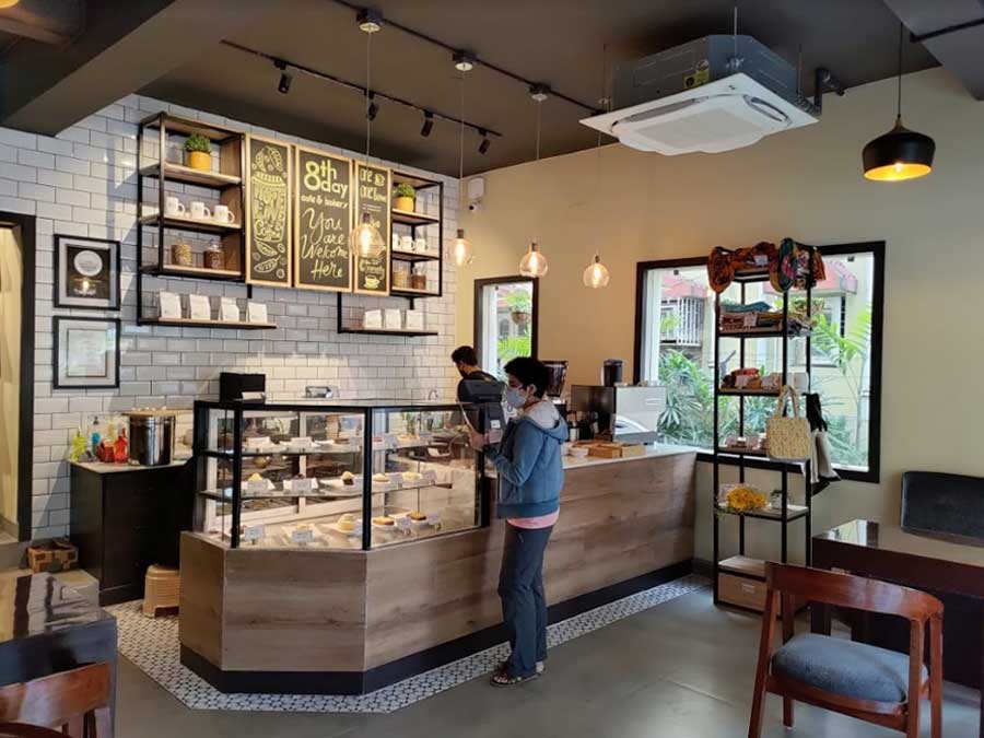 The interiors of the cafe are modern and bright with some stylish minimalist elements. The Salt Lake outlet is airy and open, and has some cute hanging light fixtures and wooden accents. We also love the chalkboard over the coffee bar!