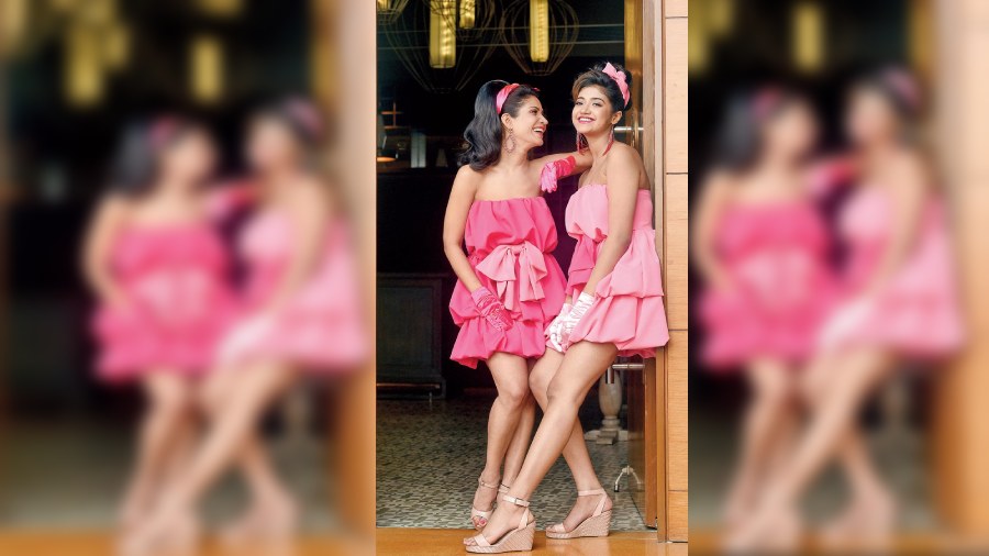 Richa and Aashna cut a cute picture together in Shipra Karnani’s Barbie-styled outfits inspired from the memories of childhood days. The t2 camera captured a fun moment between the two while posing for this shot. The mother-daughter duo twinned in short, off-the-shoulder, tiered balloon dresses made of polyester, rendering the bounce to the ensemble. The bows elevate the cute factor! The looks are completed with complementing gloves, retro pony and bun hairstyle made pretty with hairbands and shiny-dewy make-up with a hint of pink on the lips.
