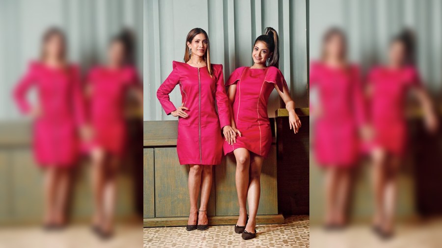 The mother-daughter duo cut a smart frame together in outfits from Estree by Priyanka Bhalotiaa. On Aashna, a statement solid-colour look with enhanced flap sleeves. The hair is tied up into a high pony. Bright shades like pink and purple on the eyes along with glossy lips accentuate the looks. Richa complemented Aashna’s look in a blazer dress with zipper detailing and raised shoulder style. Her hair is left open and the make-up is colourful.