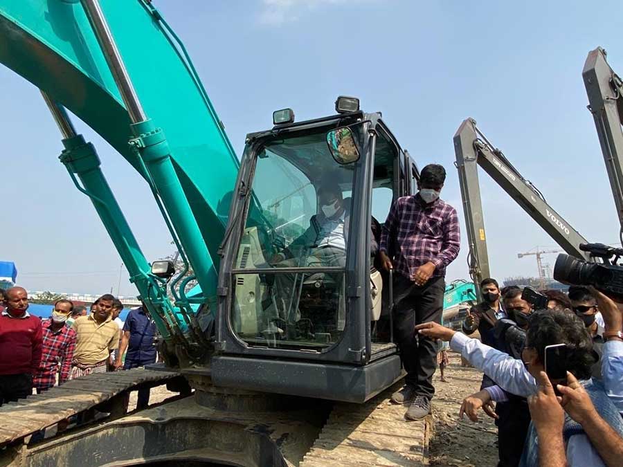 DREDGING MISSION: Mayor Firhad Hakim inaugurates a desilting project of Kolkata Municipal Corporation at Chetla Boat Canal on Monday, February 7. The canal drains out water from Kidderpore and parts of New Alipore and Chetla. The work will take around two-and-a-half years to complete. Last monsoon, many important thoroughfares in the city faced waterlogging woes. KMC engineers have repeatedly attributed waterlogging in pockets of Kolkata to heavy siltation in the canals