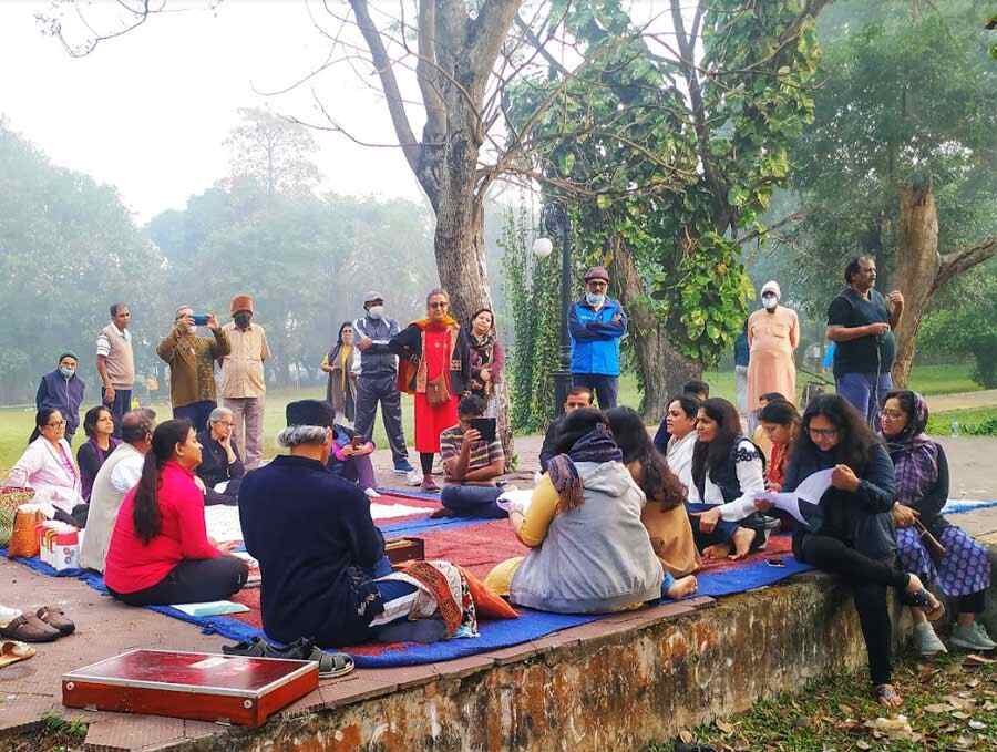 DAWN TRIBUTE: A group of people sing iconic singer Lata Mangeshkar’s songs by the Rabindra Sarobar in Dhakuria as a token of respect for the departed singer on Wednesday, February 9