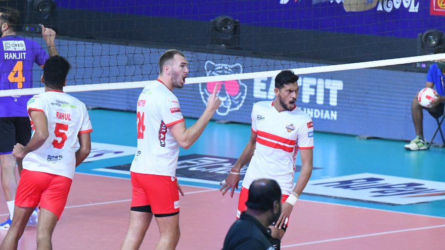 Vinit Kumar (right) played his best game of the PVL so far against the Bengaluru Torpedoes